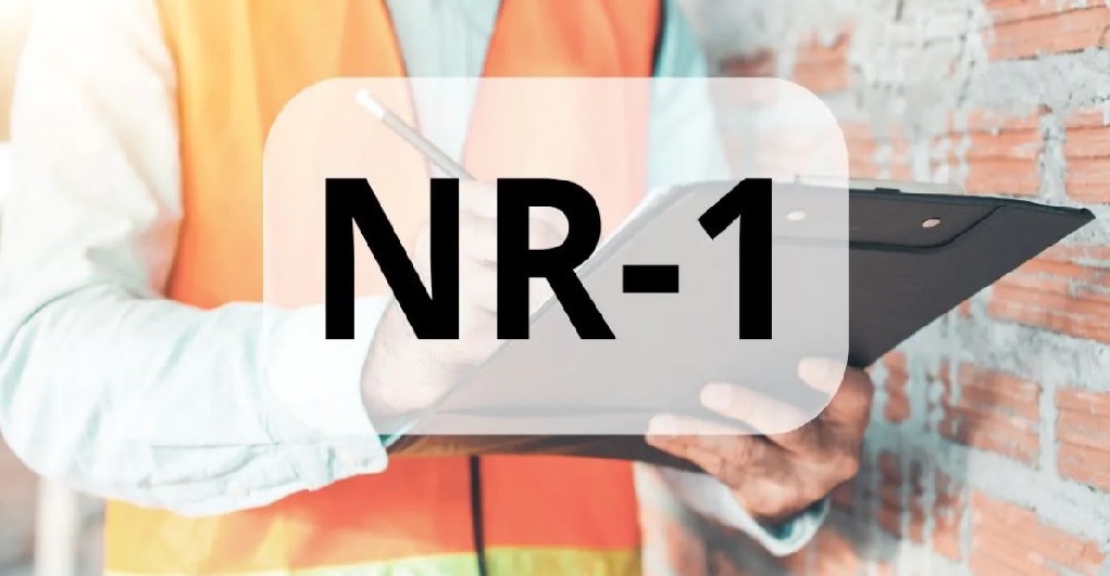 Novas regras da NR-1 entram em vigor nesta terça-feira (26), mas multas serão adiadas por 90 dias