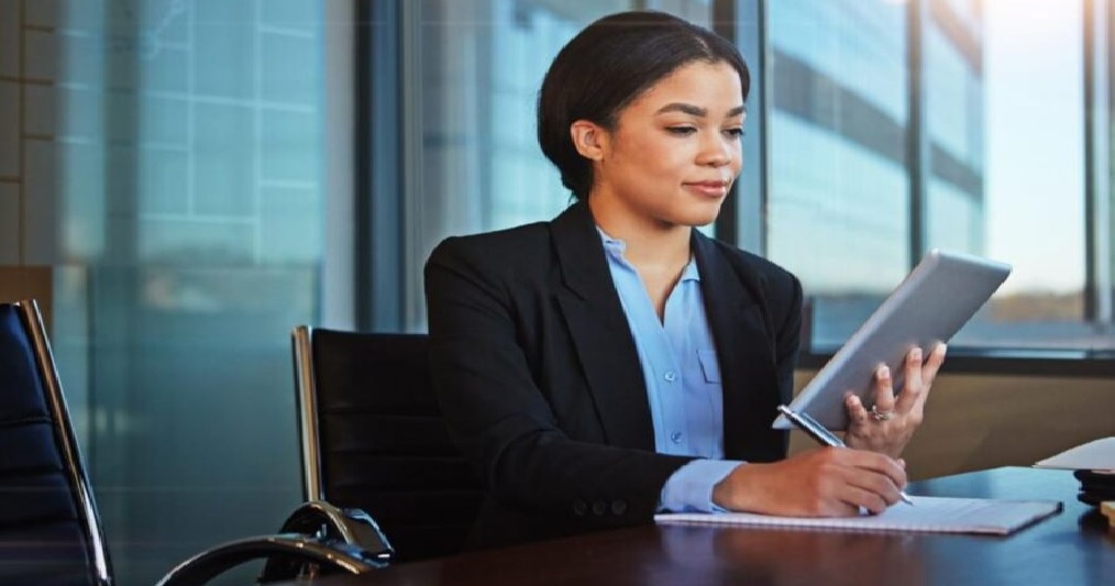 Micro e pequenas empresas lideram contratação de mulheres e têm menor disparidade salarial